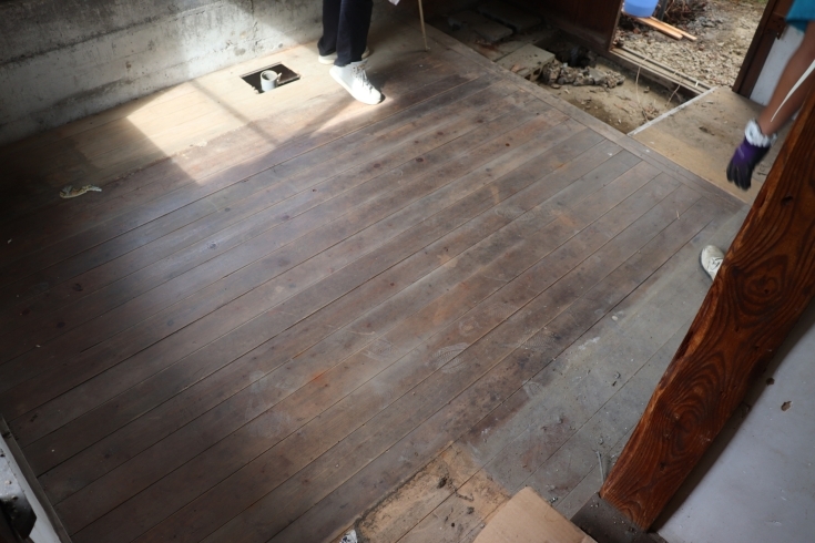 作業前のキッチンの床「池田町の古民家再生プロジェクト。床の解体！」