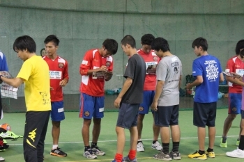 FC琉球の選手たちからサインをしてもらう参加者ら。