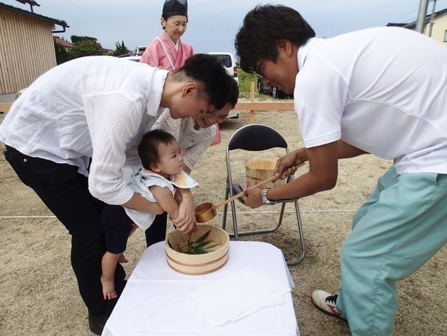 お子様もしっかり手を清めて参加しました！「はじめての地鎮祭！」