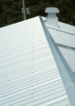大型屋根や太陽光発電の設置工事も承っております。「（有）藤田板金工業」