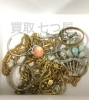 混ざっていても絡まっていても大丈夫です！「(*´˘`*) 遺品整理はお任せ！-買取 七つ屋 米子店- 貴金属・切手・骨董品・金歯・金縁眼鏡・金貨・コイン・メダル・指輪・ネックレス・イヤリング・ブローチ・K18・K10・純金お買い取りいたします！」