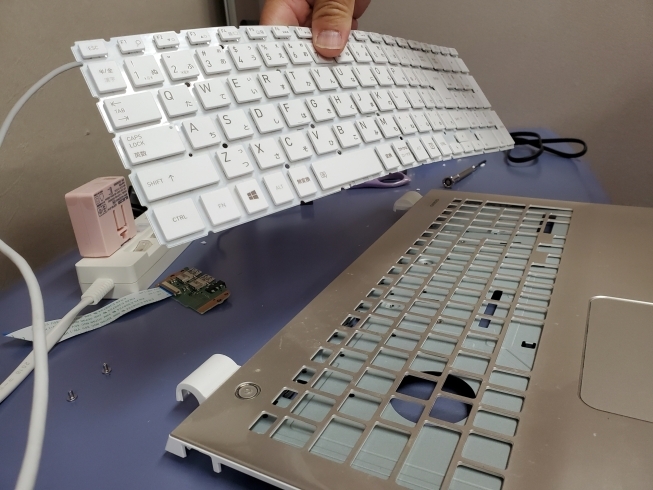 壊れたキーボードを外して新しいキーボードに交換中！「【パソコン修理】キーボード交換修理完了です！」