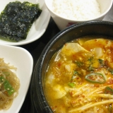 「韓国家庭料理　ナムデムン」のホルモンスントゥブ