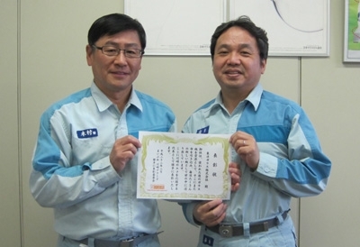 代表で表彰状を受け取ってくださった、環境部の木村さん（左）と嶺重さん（右）。<br>ありがとうございました！
