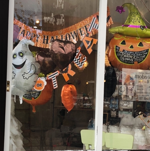 ハロウィンバルーンで店内装飾しました「お店のディスプレイをハロウィン仕様に変えてみました♪ 出雲市姫原 バルーン おむつケーキ チコリコ」