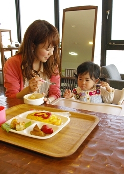 オシャレで寛げるカフェ。お子さまメニューもありますよ♪「鉄工団地自動車学園」