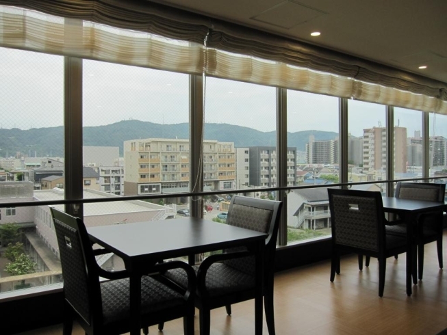 「生駒山系を眺めながら・・・　 高住センターから、眺望のよい食堂のある老人ホーム見学情報です。」