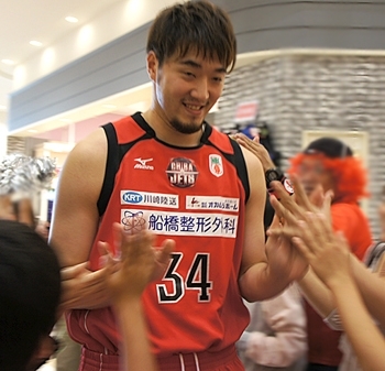 ファンの大歓声で迎えられ、ホッとしたような笑顔を見せる小野龍猛選手。