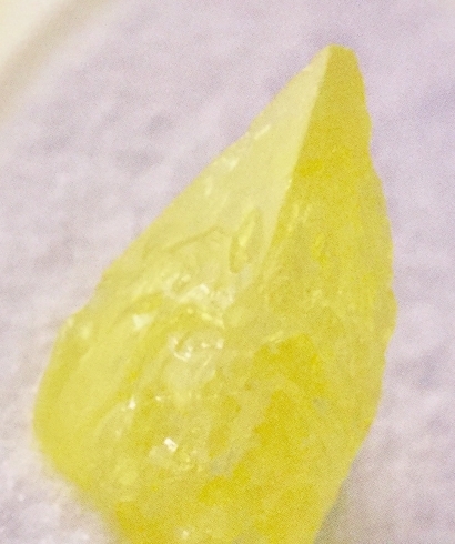 サルファーは蛍光の黄色のような鮮やかな石です「硫黄のパワーストーン---サルファー」
