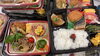 「本日10月1日(木)のおかず(税込500円)です(^-^)」