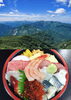「10月3日土曜日は『登山の日、山の日』です。本日のおすすめmenu✨並ちらし……1,200円……鮪、鰤、鯛、小鰭、蛸、北寄貝、いくら、南蛮海老、です。本日のお魚ランチにいかがでしょうか？」