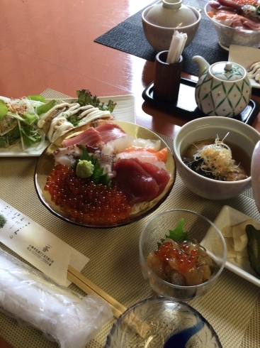 日曜日のランチの海鮮丼でした くずし割烹 莟 つぼみ のニュース まいぷれ 小樽市