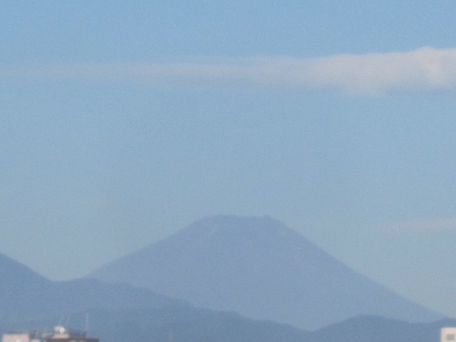 ウォーキングコースの陸橋から見える富士山です。「すっかり秋の気配となりました。」