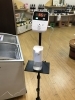 手をあてるた当てるだけで体温が表示されます。「検温機」