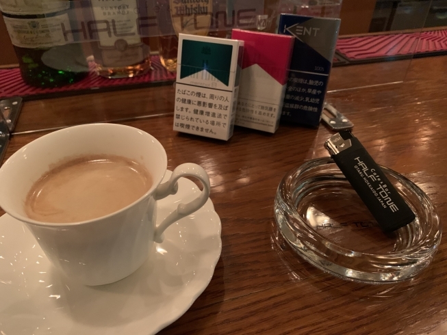 落としたてのブレンド珈琲「喫煙できるお店、ハーフトーンでは皆様にコーヒーのプレゼントしております」