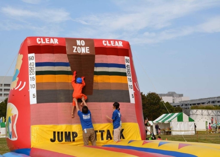 ●ジャンプアタック<br>「たまたま遊びにきたらイベントやっていた！」とラッキーだったのが神奈川県から来園の家族連れ。<br>外で遊ぶのが大好きで、走るのが得意だという小学生の息子さん、ナイスジャンプ！！