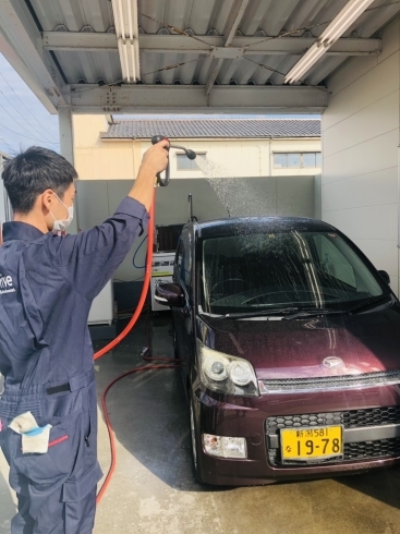 泡や汚れを洗い流した後、純水をまんべんなく掛けます「純水手洗い洗車初めました！【新潟市東区、エネオス、24時間営業、手洗い洗車もオススメ⠀】」