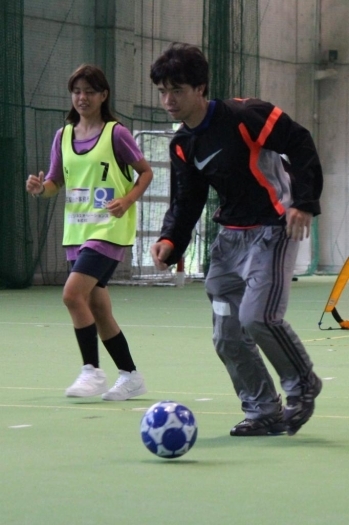 ボランティアとして参加し、サッカークリニックで華麗なボールさばきを見せる嘉数翔貴さん