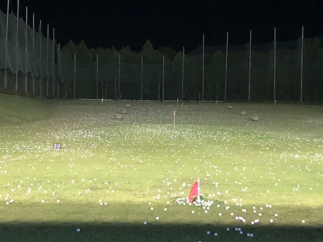 練習場の芝に雪のような白いボールが……(^^;「美浦ゴルフ練習場に早くも○‐○が……」