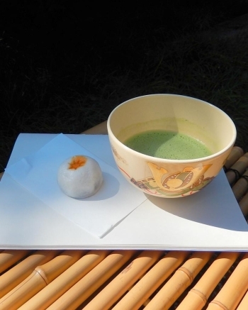当日の朝出来立ての和菓子と美味しいお抹茶。<br>ゆっくり座って～ほっこり出来るひと時です。