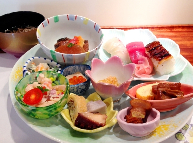 松葉寿司ランチ　1,260円（おそば付）<br>10種類ほどの小鉢やお寿司が色とりどりに盛り付けられています^^