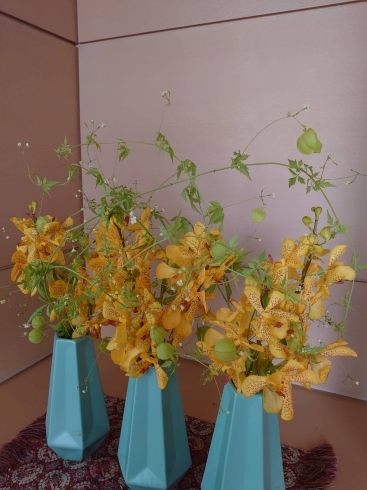 デザイン性と深い色合いの花器に山吹色を！「会議室の花」