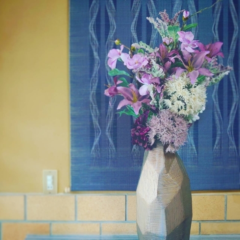 パープル系の花とグリーンで縦に伸びるデザイン「玄関の飾り花」