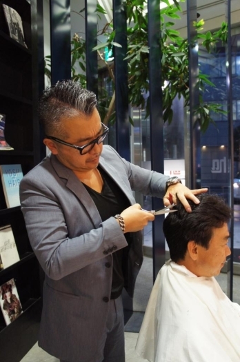 「カッコいいオトナ」な印象の松澤さんですが、髪を切っている姿はさらに素敵です！