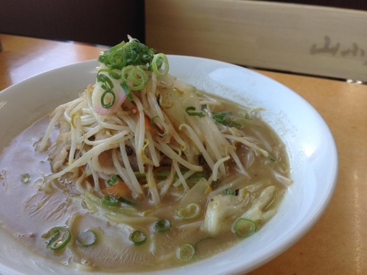 とんこつスープがしみた具だくさんの野菜チャンポン