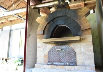 水・土・日限定のピザはこの石窯で一枚一枚丁寧に焼き上げます。