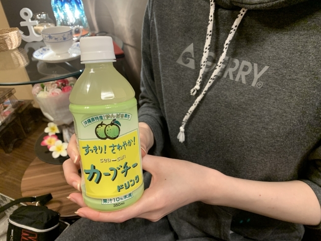 施術後のお客様(11月限定プレゼントを手に)「♡ご出産後再び(3時間コ-ス)♡」