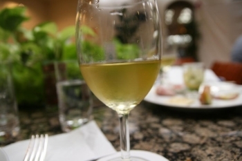白ワインも２種類ーソムリエの丁寧な解説と飲み比べの方法のアドバイスを聴きながら・・・・☆なんて贅沢な一時でしょう～！！