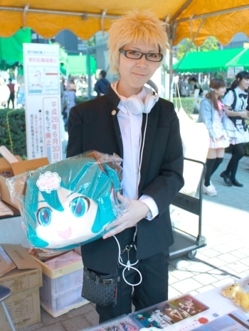 お次はアニメイト立川店へ！今人気のアニメ「ハイキュー!!」の月島蛍のコスプレをした店員さん。