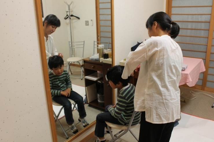 息子のヘアーセット開始！！　提携されている高須の美容院のプーアプーさんにヘアーアレンジ＆着付けをしていただきました。