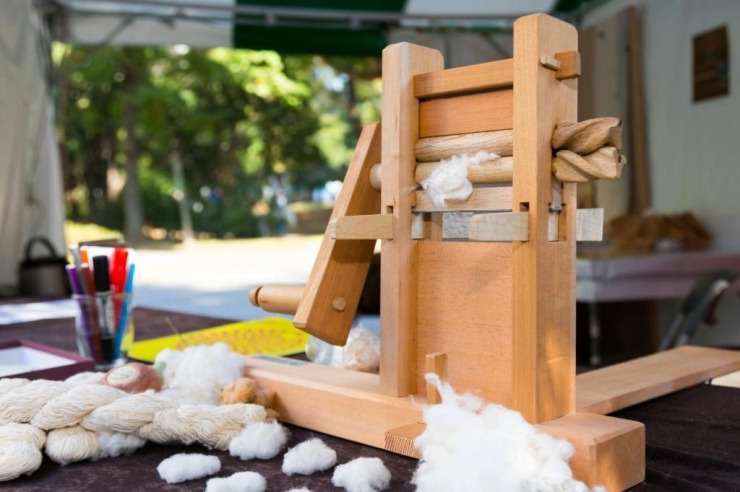 綿繰り機！　栽培した綿から種を取り綿だけにする綿繰り体験