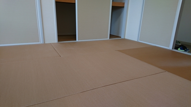 6畳の部屋を縁なし畳に。全体的にあっさりした印象。「カラーの畳に表替え」