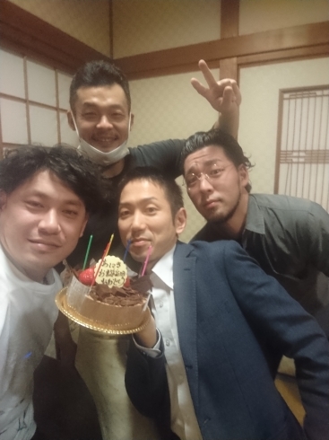 兄貴と店長が3人います。良い笑顔だ！！！！「誕生日っていいですね(中華、西京区、出前、テイクアウト、ランチ)」