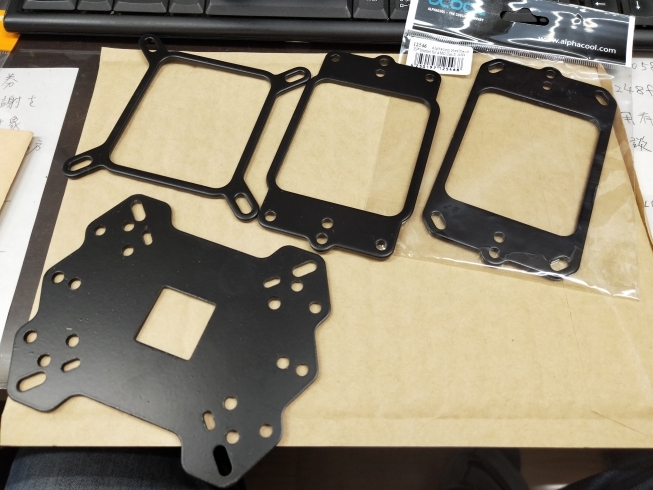 元々付属していたアダプターと今回入手したアダプター「【パソコン製作】旧デモPCの再水冷化!」