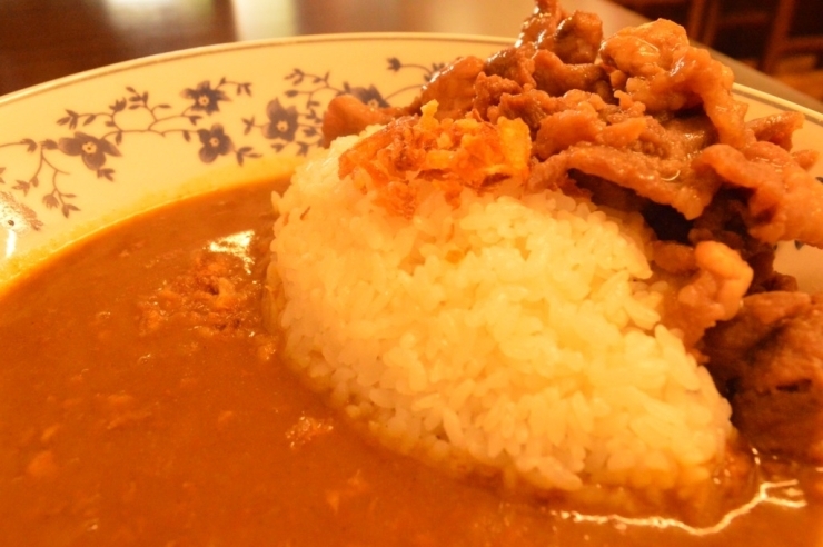 豚のしょうが焼きがモリモリのスタミナ満点「シロクマカレー」<br>HAT神戸にあるベーカリーカフェ「ルルスブラン」のまかない料理が復活しました！