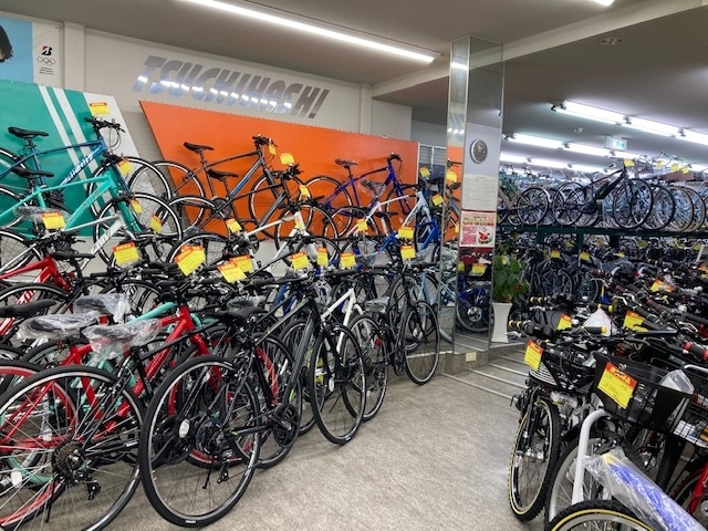 店内に所狭しと並べられた自転車。「本年もよろしくお願い致します。」