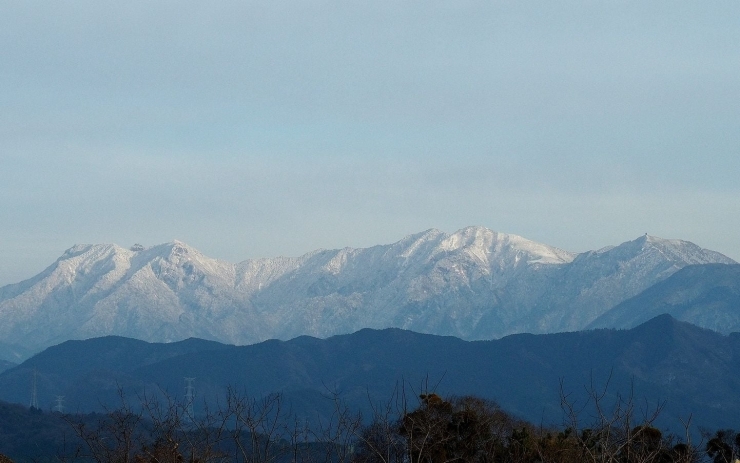 「石鎚山系が真っ白に雪化粧です」