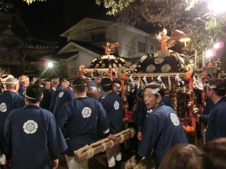 一宮神社の階段で三鬼神の太鼓演奏の後、神輿が練りながら上がり下がり。２基の神輿が一宮神社に戻ってきました。