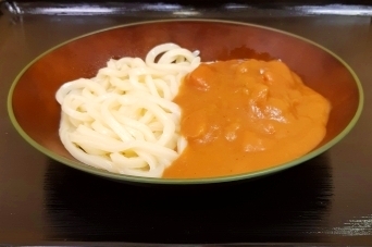 「大好評につき復活！牛すじ肉スープのカレーうどんあります！」