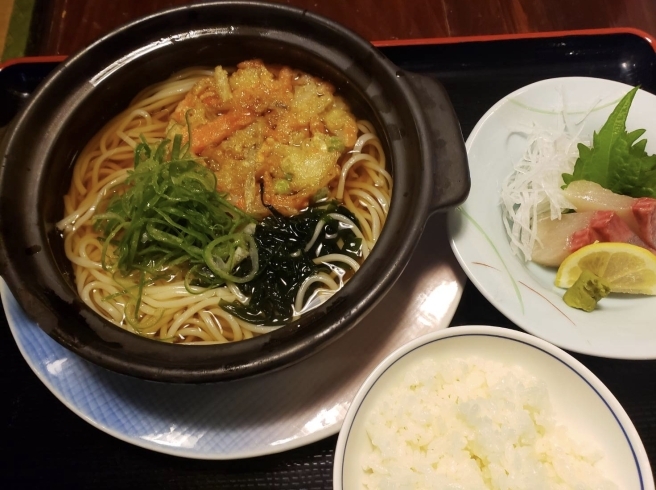 麺は五島うどん。お刺身付きです。「1月18日(月)一魚一会のおすすめランチは「かき揚げうどん定食」です♪」