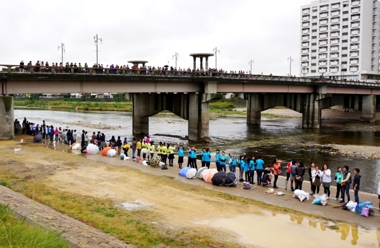 武庫川河川敷や橋の上には、参加者や観客の人たちでいっぱい！