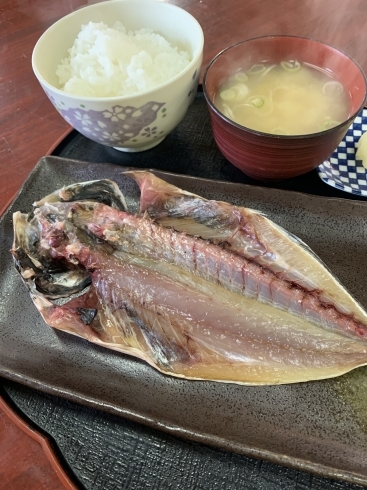 小鉢と納豆が付きますよ^_^「鯵のひらき定食どうですか❓」