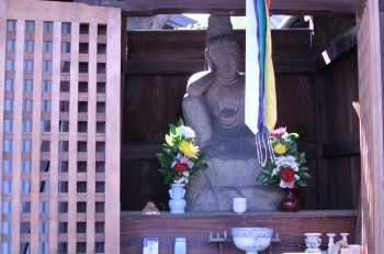 東大阪には、数多くの石仏があります。<br>その中でも女性の仏像は、数少ない希少価値ある石仏