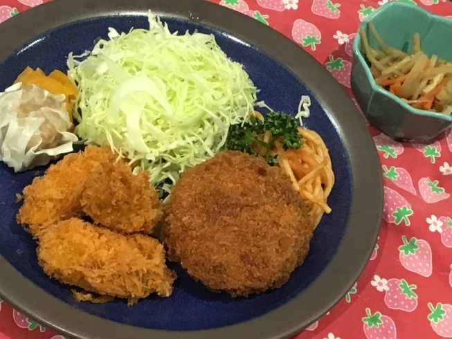 「本日のAランチは　カキフライとメンチカツです。」