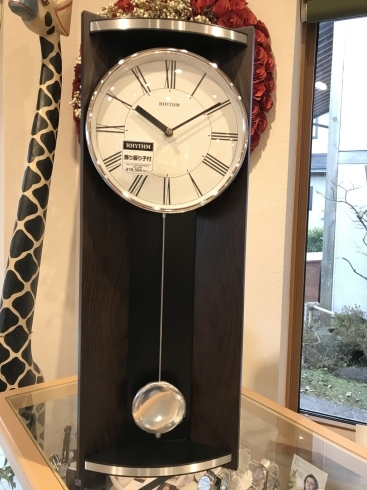 シンプルで素敵な柱時計「お部屋がキリッと引き締まる素敵な柱時計」