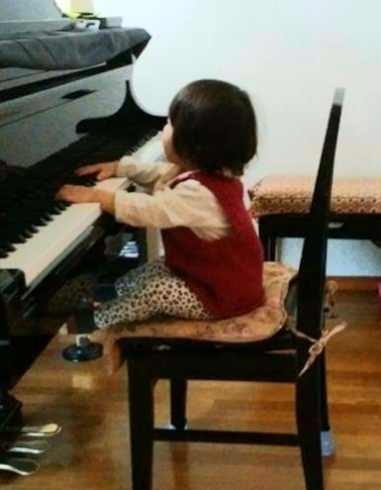 昔遊びに来てくれた時、既に興味津々のご様子でした。「小さなピアニスト!?」